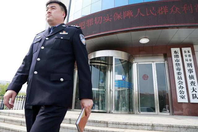 东港市公安局刑侦大队副大队长许大松,与犯罪分子生死