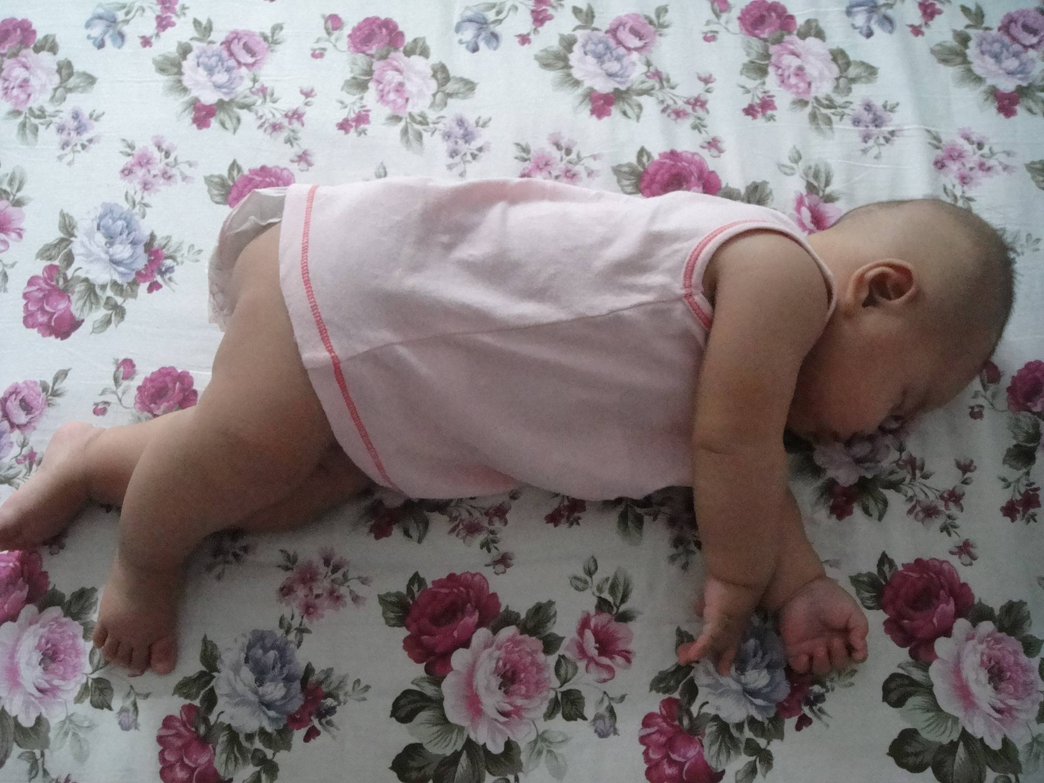 投降|强按下宝宝胳膊，反而会增加危险家长干扰宝宝“投降”睡姿