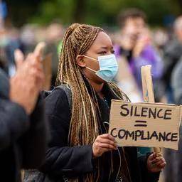 美国英国法国，甚至韩国日本民众们纷纷“下跪”