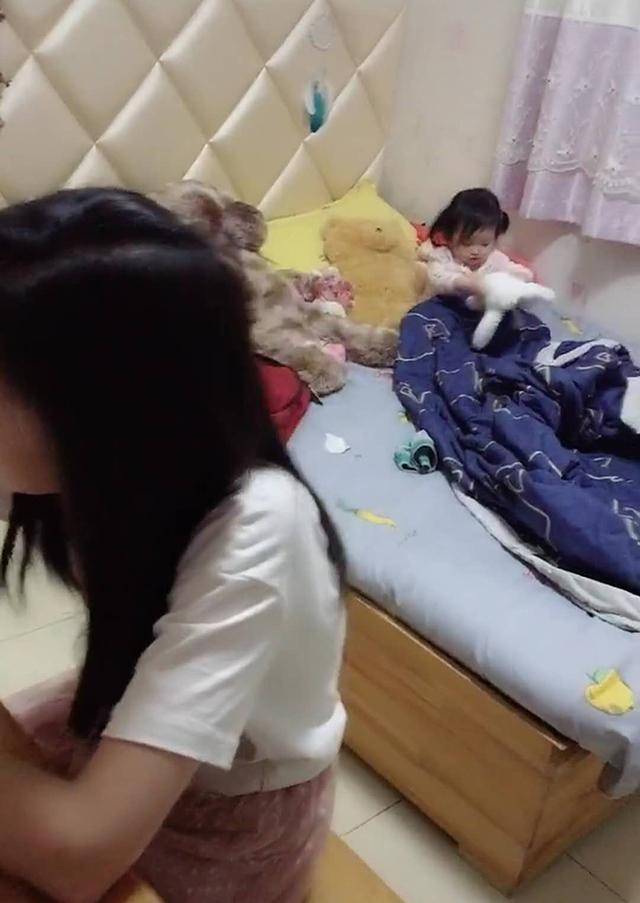 姐姐写作业，妈妈强行将妹妹送进姐姐房间，姐姐愤怒的模样太可爱