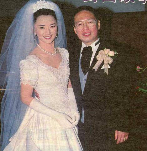 胡慧中丈夫出狱后首露面,头发稀疏戴口罩难掩憔悴