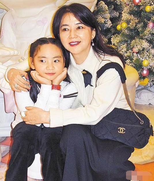 胡慧中丈夫出狱后首露面,头发稀疏戴口罩难掩憔悴