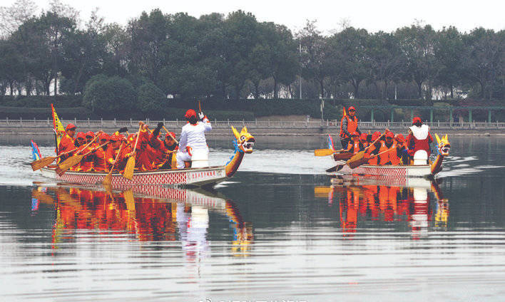 赛龙舟可不是端午节独有的传统活动,傣族泼水节也要赛