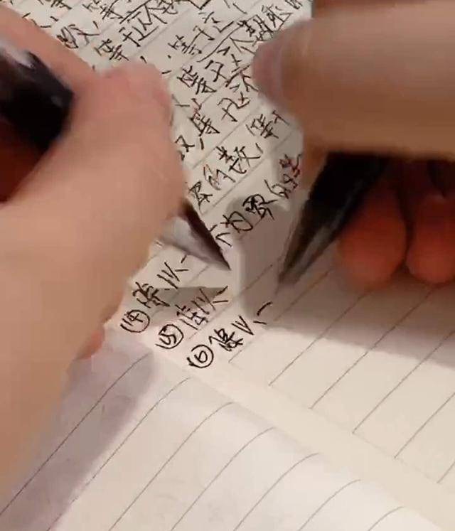 熊孩子被老师罚抄50遍公式，为赶时间双手开工，妈妈看了不淡定