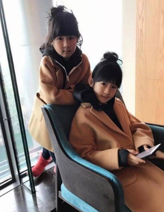 原创有种“众生平等”叫陆毅闺女，上帝吻了大女儿的腿，亲了小女儿脸