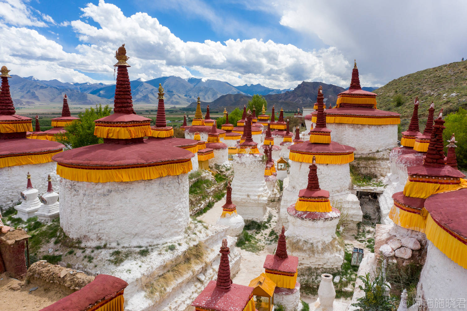 在夏寺的百塔林里穿梭,会遇到很多转经的当地人,有的还在这儿磕长头