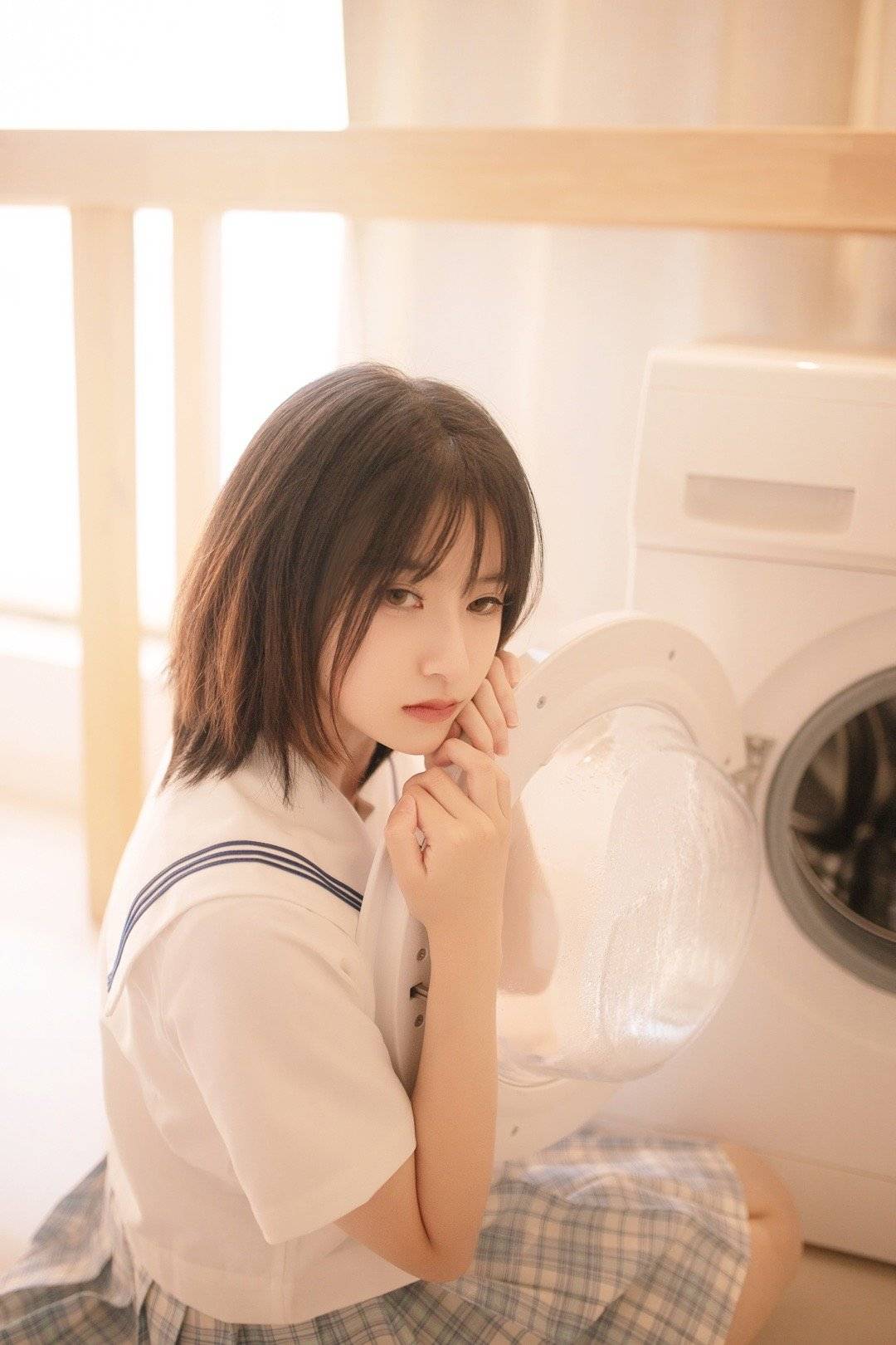 洗衣机旁干净的校服少女