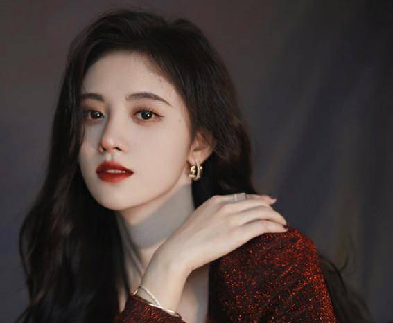 原创鞠婧祎精致妆容成素颜