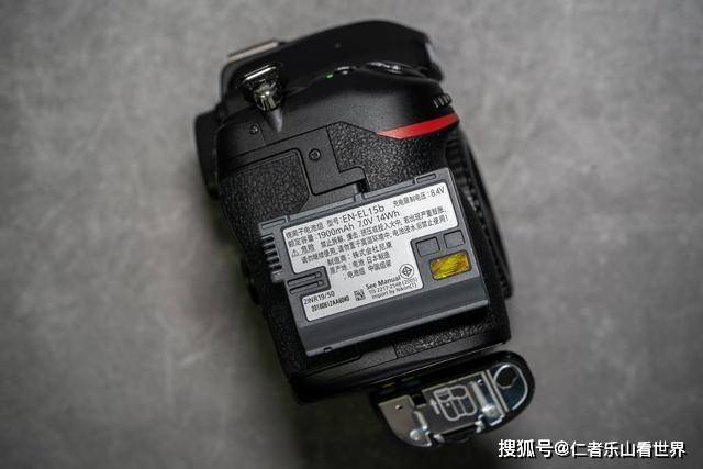 卡槽升级到了双uhs-ii sd卡槽.