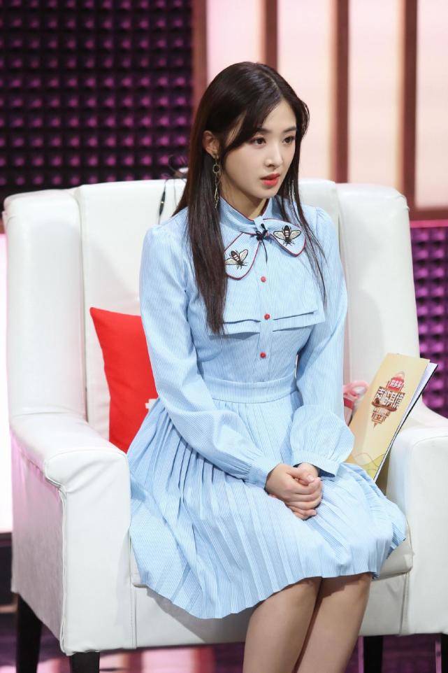张含韵腿是真细,穿黑丝袜都一点不low,配短裙妥妥的女团风