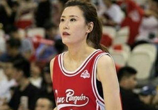 她是前中国女篮队员,身高快2米,曾上电视征婚,如今33岁仍单身