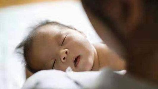 双臂|张开双臂“求抱抱”，医生：喝了假孟婆汤新生儿不愿与妈妈分离