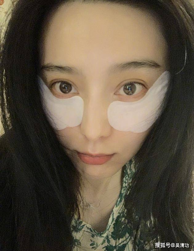 范冰冰现身机场，无名指超大钻戒很抢镜，难道