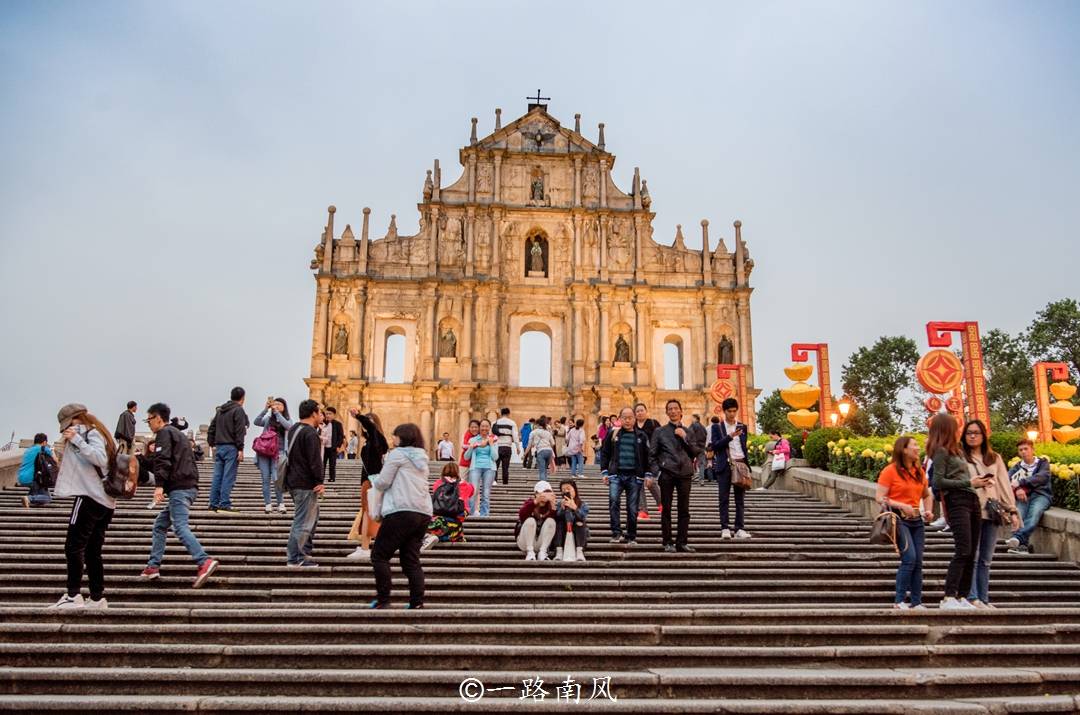 何鸿燊在澳门建了一座金色大楼,周边都是旅游景点,每年游客如云