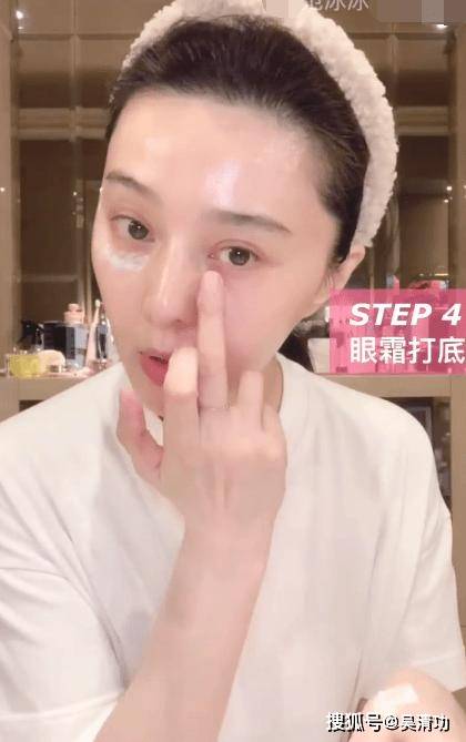 范冰冰现身机场，无名指超大钻戒很抢镜，难道