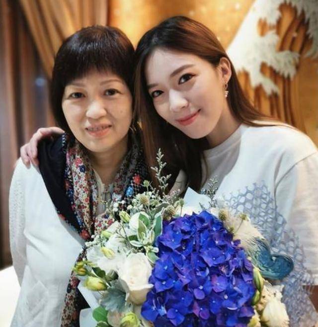 原创黄日华太太出殡众星相送,女儿发文哀悼：每个人都很爱惜您,您很幸福