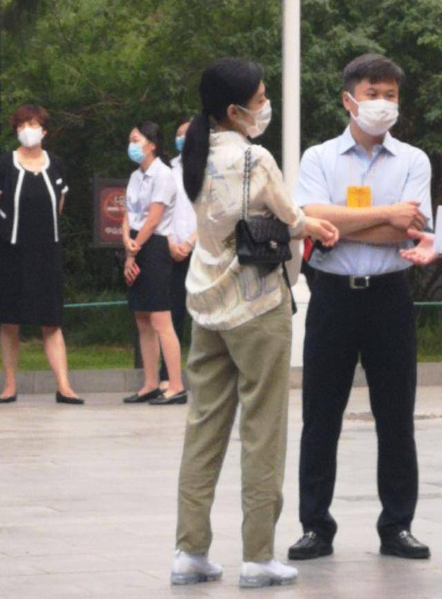 前央视一姐周涛罕现身！无意透露二婚生活，却
