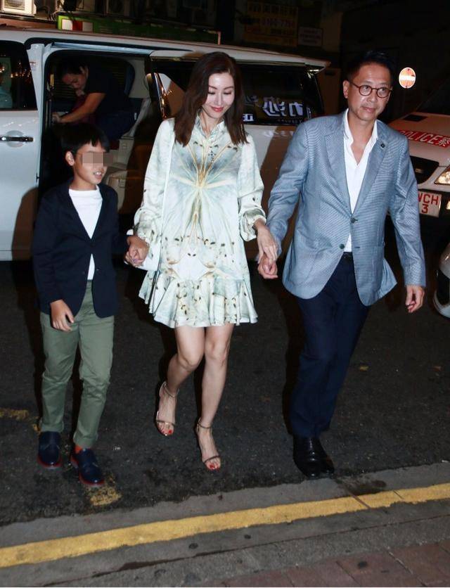 「娃娃」穿娃娃裙站C位好贵气,被父子俩牵手超宠溺,李嘉欣一家三口现身