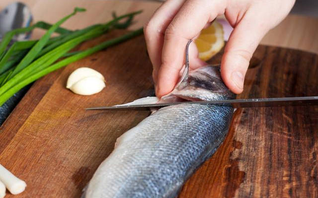 原创如何分切鱼肉更顺利?「大名切鱼法」完美分离鱼肉鱼骨