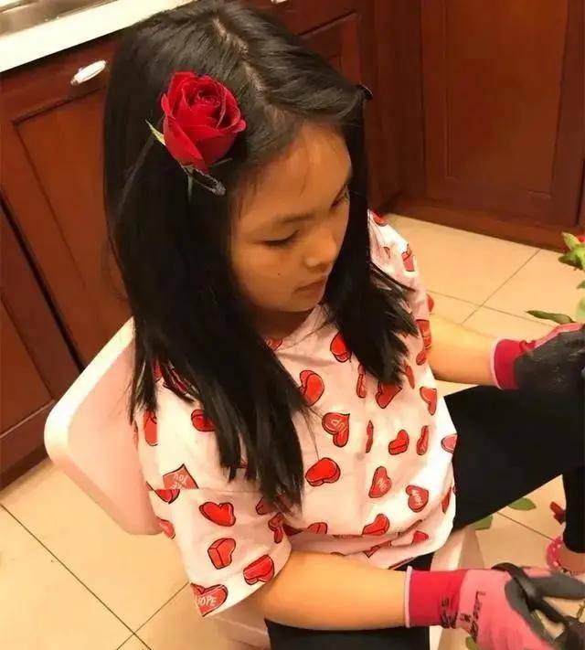 原创李湘女儿王诗龄又因背名牌包上热搜，“富养女儿”并不是指这样养