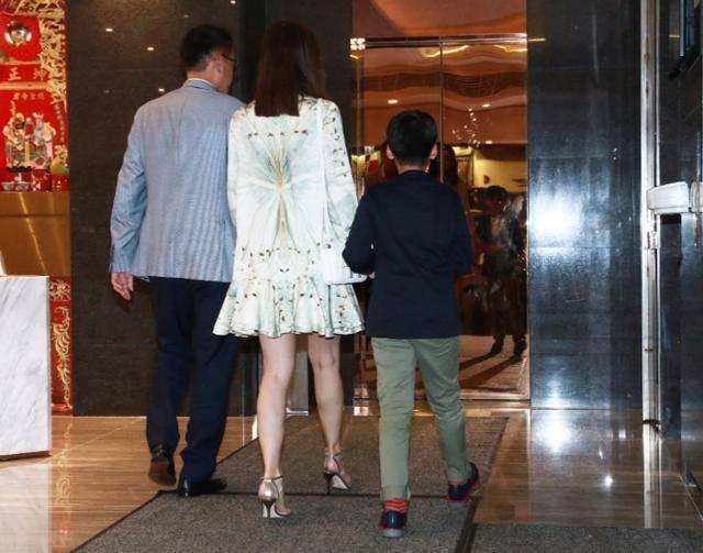 「娃娃」穿娃娃裙站C位好贵气,被父子俩牵手超宠溺,李嘉欣一家三口现身