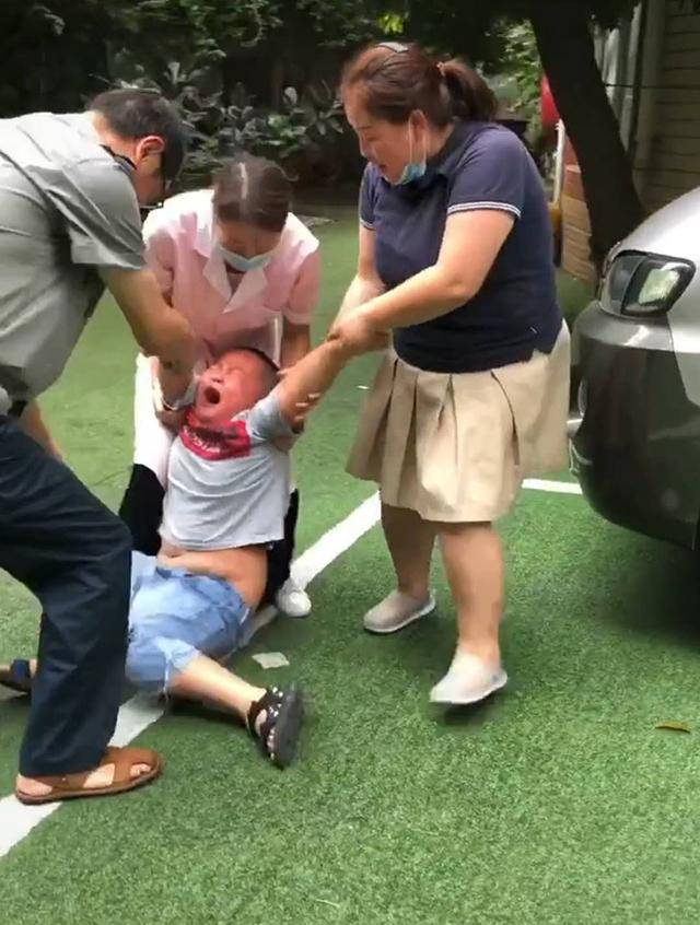 幼儿园体检，“重型宝宝”逃跑，4名老师围追堵截，网友：太真实