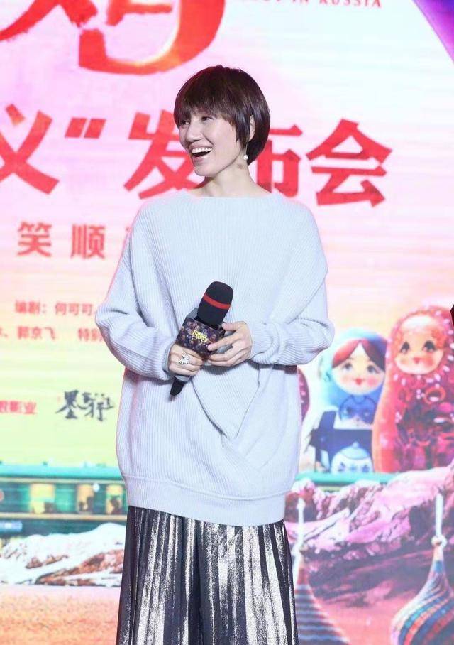 袁泉穿衣换风格了!休闲卫衣搭配百褶裙,休闲装也能穿得这么美