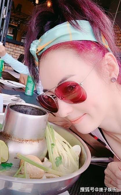 原创张柏芝儿子海边戏水，肤色黝黑腹肌初现，颜值身材像谢霆锋