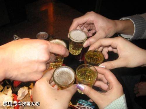 原创酒桌上,你可以不会喝酒,但不要做这三类人,每一类都是减分项
