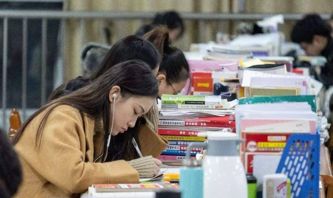 大一到大四考试复习前对比，学生的态度天差地别，网友：过于真实