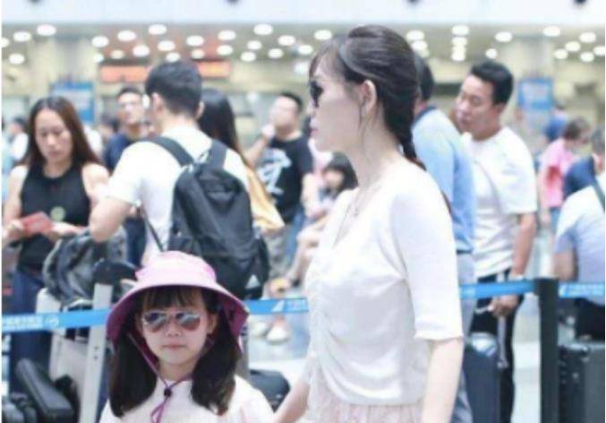 王宝强母亲刚离世，马蓉带着女儿在机场拍照，“渣女”身份被坐实