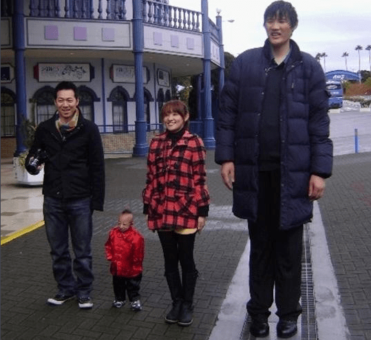 鲍喜顺|中国第一巨人不听医生劝告，坚持生娃，如今孩子怎么样了12年前