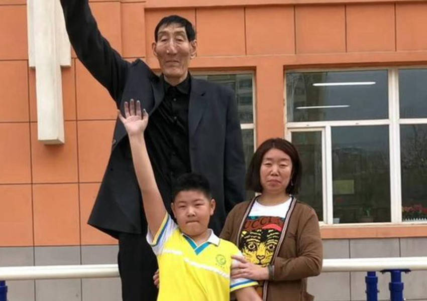 孩子|如今娃长这样还记得中国第一巨人吗？婚后不顾医生反对生下儿子