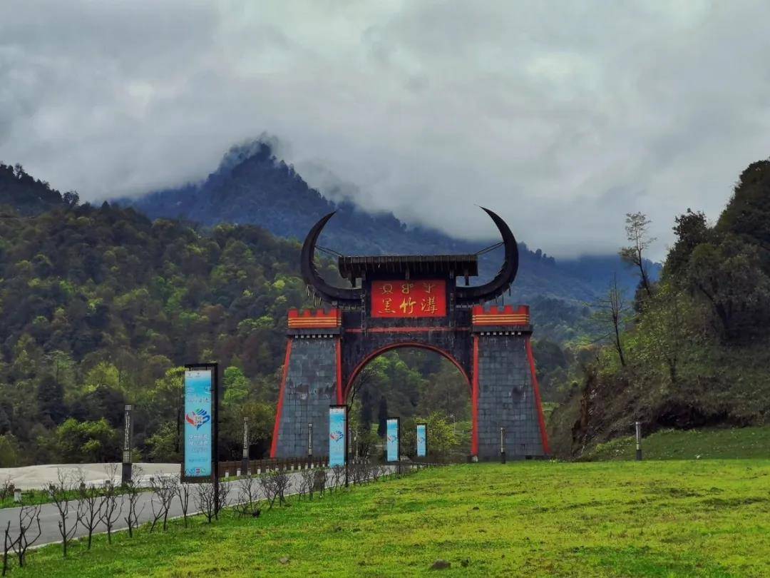 "国家aaaa级旅游景区" 黑竹沟的自然景观丰富独特: 马里冷旧,石门关