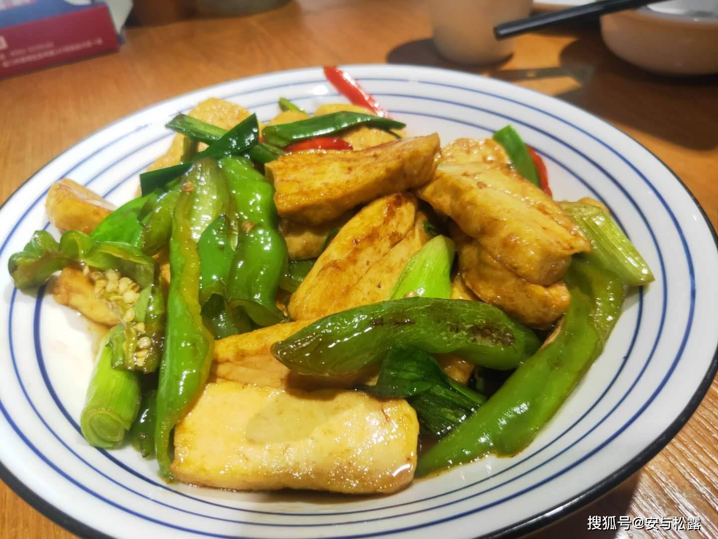 辣椒炒豆腐超入味的家常菜香辣开胃又软嫩下酒又下饭的美食
