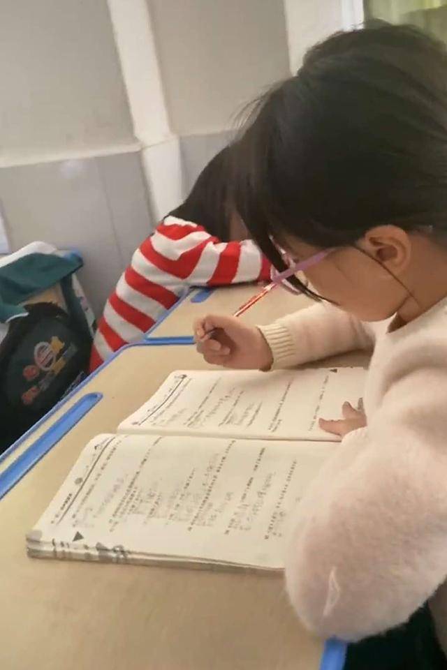 8岁女孩在班级午休时间学习，老师很欣慰，网友：二年级就这么拼真的好吗？
