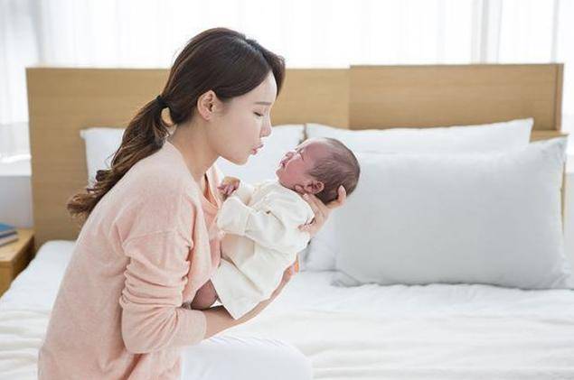 阶段|抬头“3阶段”了解一下宝宝抬头越早发育越好？宝妈可别瞎高兴