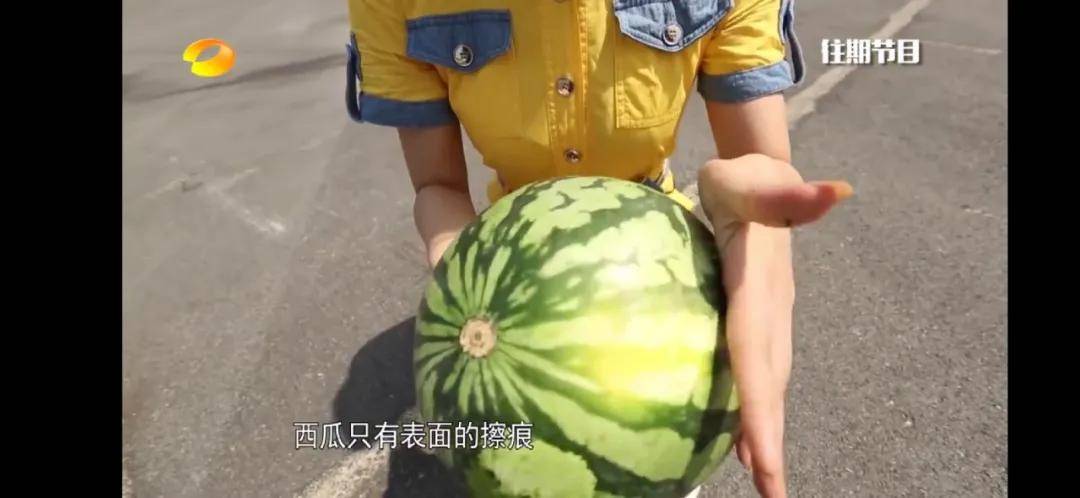 原创3岁女孩坐电动车被卷进卡车：莫让电瓶车成为孩子夺命车