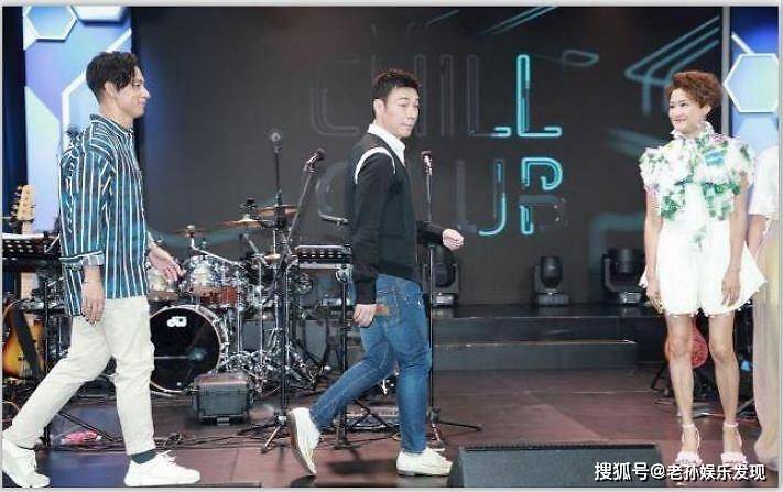 许志安正式复出,独唱了一首《一步一生》,当天全程戴着婚戒