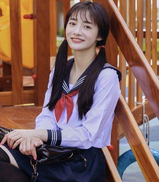 周洁琼为凹少女感 ,偷穿妹妹的"校服",哪知意外甜到炸
