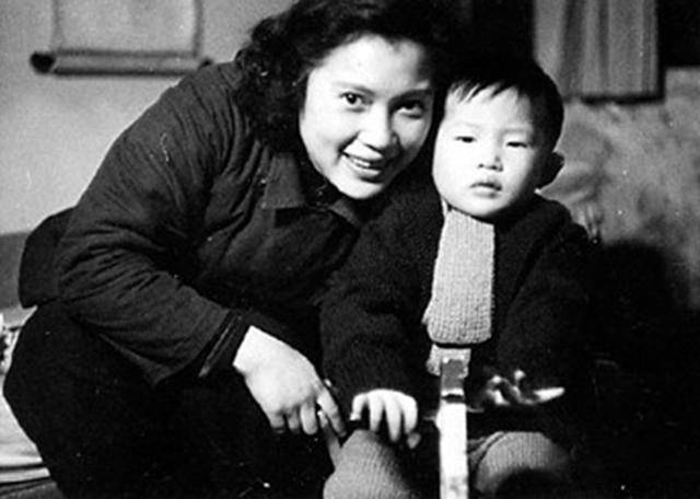 她17岁一婚，25岁嫁电影皇帝，儿子失常丈夫卧床，晚年和保姆生活