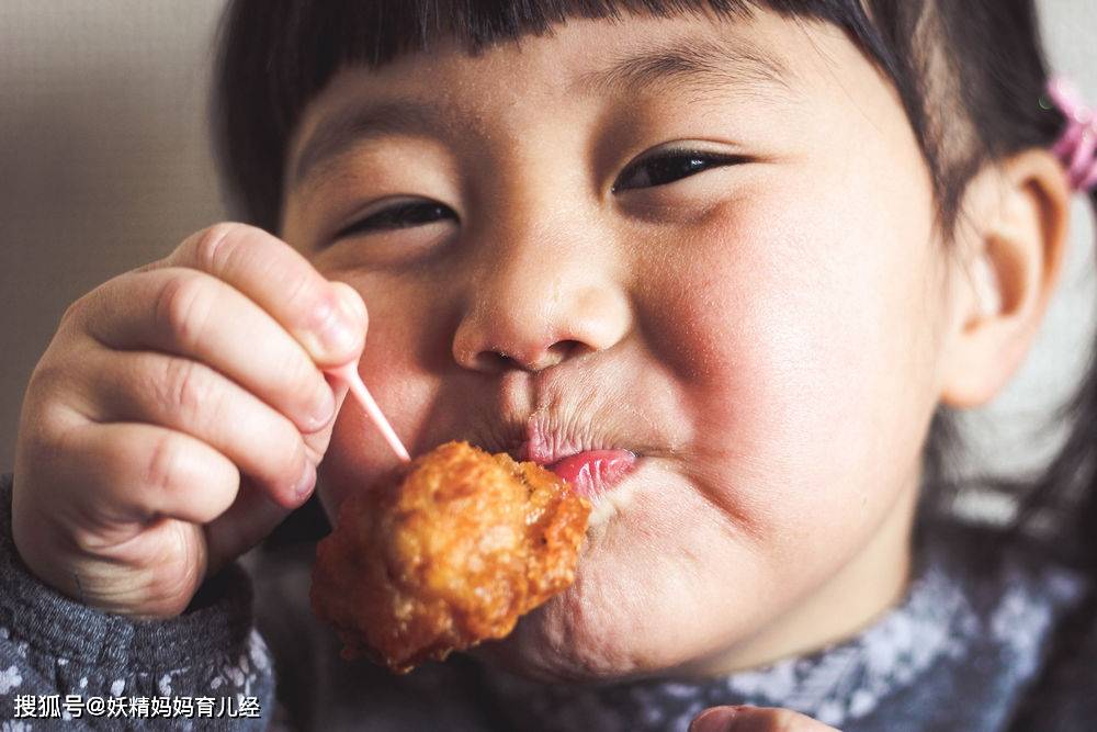 食物|喝再多也没用孩子天天喝牛奶还缺钙?医生:这些食物会“偷钙”