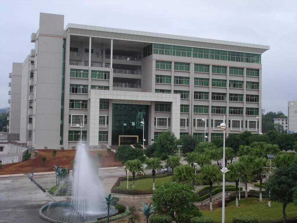 嘉应学院是一所省属普通本科院校,前身是创办于1913年的梅州女子师范