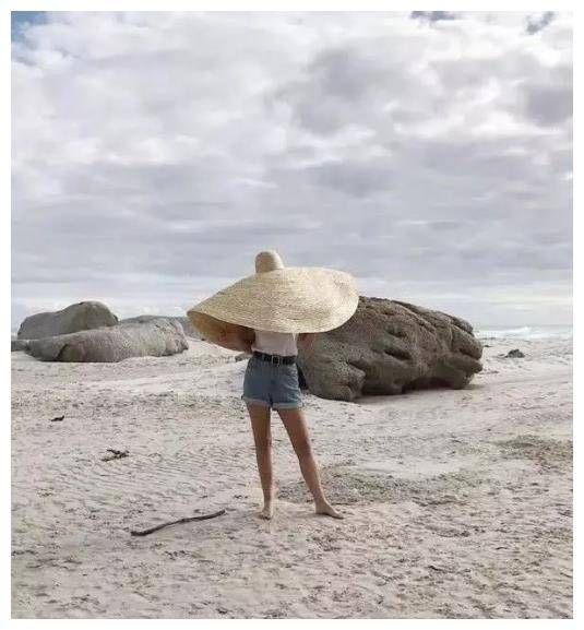 搞笑图片幽默段子笑话:哈哈,妹子的帽子可真够大的,当