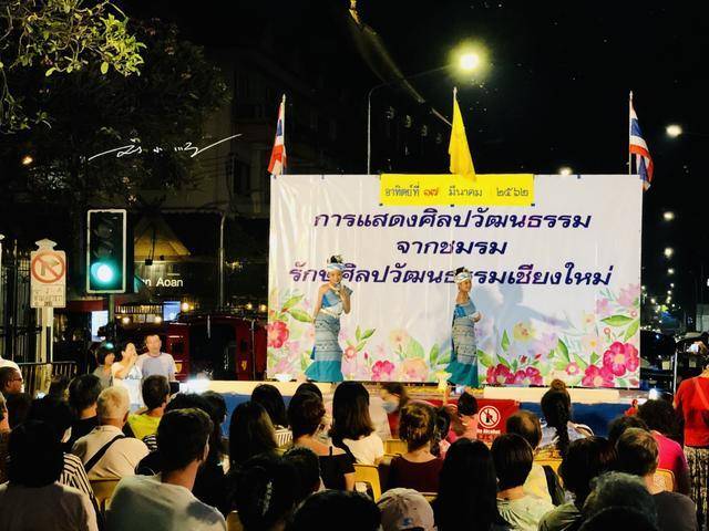原创             泰国清迈最火的周日夜市，中国游客逛完却纳闷：怎么都像义乌货？