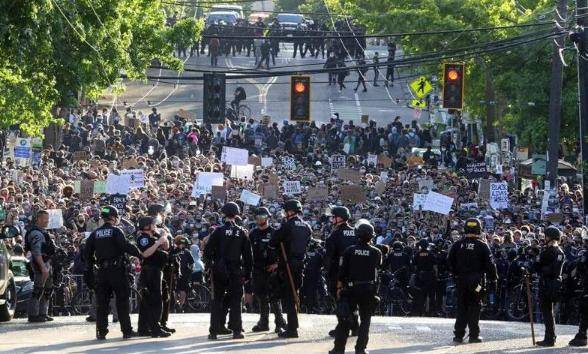 美警察制造假新闻,称遭饮料“投毒”,还让民