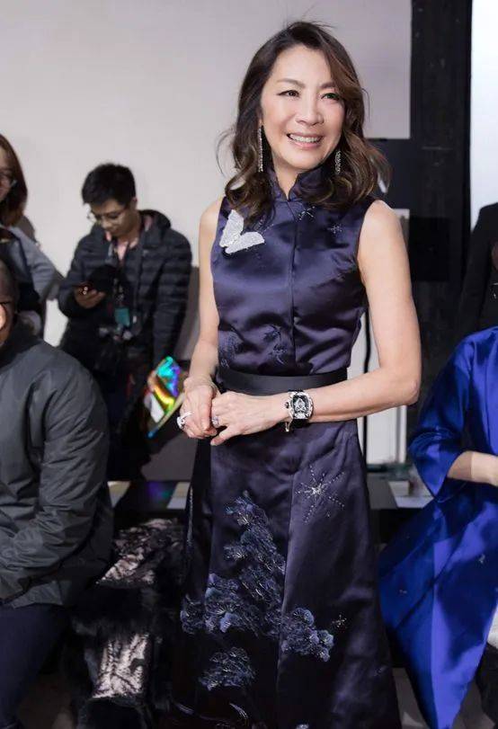 如果单纯看颜值,杨紫琼或许没那么让人着迷,但是一个女人的美并不是