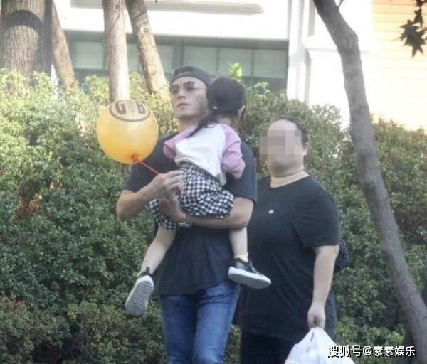 林心如一家三口出街：3岁小海豚扎双辫子超可爱