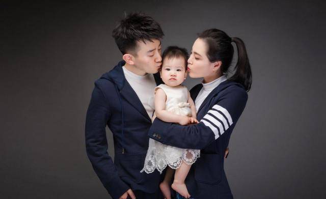 原创吴敏霞直播中哭诉女儿重病住院，治疗过程险些失聪，都怪他们大意