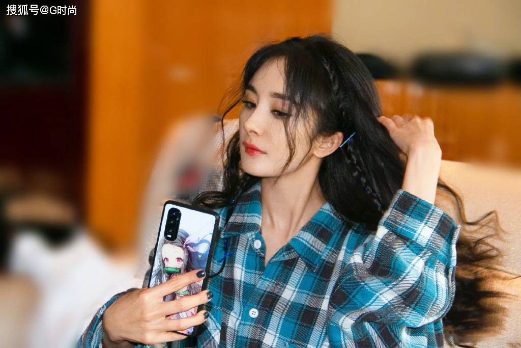 杨幂身着蓝色格纹衬衫私服出镜,甜美清新气质尽显